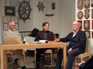 Los ponentes en la mesa con el moderador